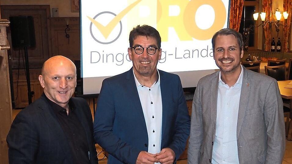 Franz Aster (l.) und Matthias Kohlmayer (r.) gratulieren Werner Straubinger zur Nominierung als Landratskandidat.