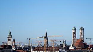 Baukr&auml;ne in M&uuml;nchen. Im kommenden Jahr k&ouml;nnte die bayerische Wirtschaft nach Prognose der Vereinigung der bayerischen Wirtschaft wieder leicht wachsen. (Symbolbild)