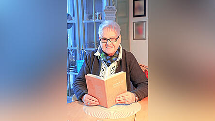 Rund 40.000 Bücher hat die 74-Jährige mittlerweile verkauft. Rund 40.000 Bücher hat die 74-Jährige mittlerweile verkauft.