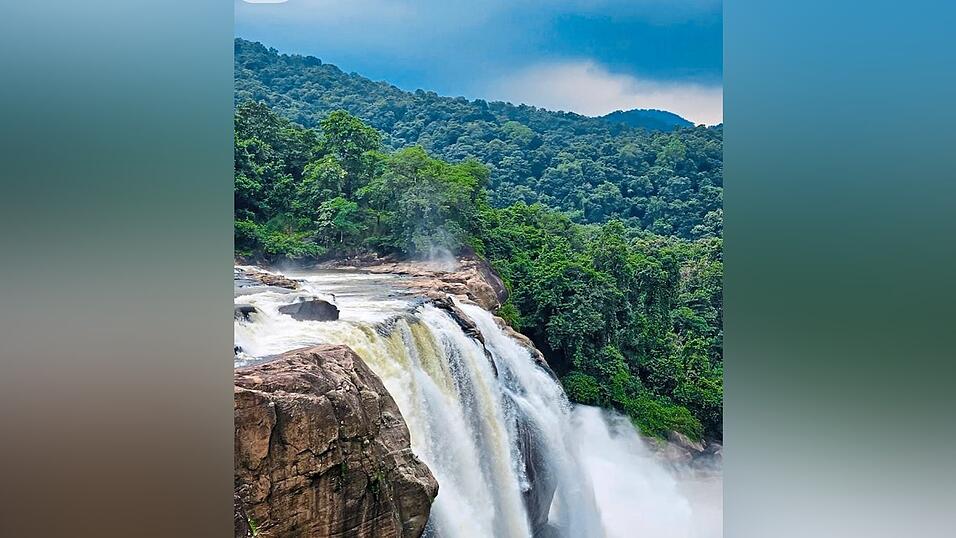 Wasserf&auml;lle und gr&uuml;ne Landschaften pr&auml;gen das s&uuml;dindische Kerala.