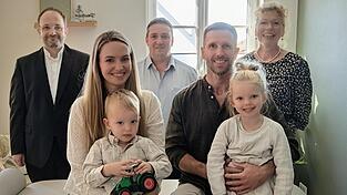 Andreas Gentner (vorne) mit seiner Partnerin Magdalena, Sohn Elias und Tochter Mila, Dekan Jürgen Josef Eckl (hinten, v.l.) , 2. Bürgermeister Sebastian Eder und Karin Eidinger, Vorsitzende des Gewerbevereins Pilsting. Andreas Gentner (vorne) mit seiner Partnerin Magdalena, Sohn Elias und Tochter Mila, Dekan Jürgen Josef Eckl (hinten, v.l.) , 2. Bürgermeister Sebastian Eder und Karin Eidinger, Vorsitzende des Gewerbevereins Pilsting.