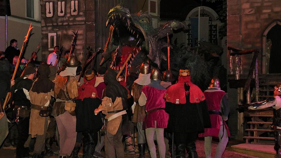 Bilder der Gruppe 'Gr&uuml;n' des Drachenstich-Festspiels.