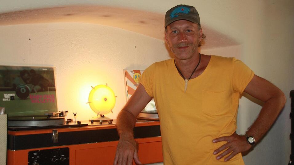 Olli Zilk im Alten Spital in Viechtach, das er 2017 renoviert hat, um auch hier Konzerte zu veranstalten. Am Freitag erhält der 'Kulturmacher' den Respect Award des Rotary Club Bayerwald-Zwiesel. Olli Zilk im Alten Spital in Viechtach, das er 2017 renoviert hat, um auch hier Konzerte zu veranstalten. Am Freitag erhält der 'Kulturmacher' den Respect Award des Rotary Club Bayerwald-Zwiesel.