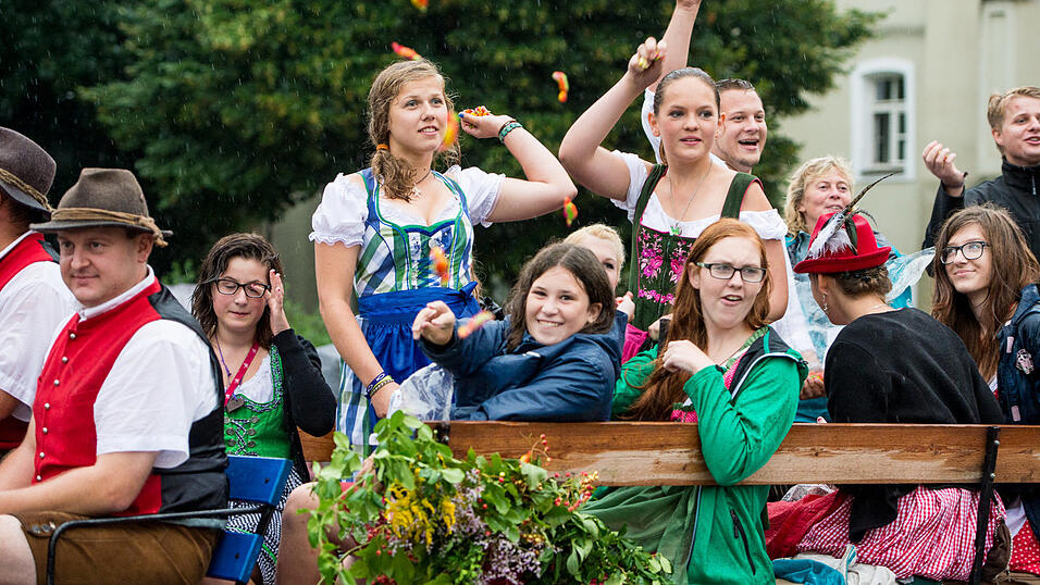 Alle Bilder dazu finden Sie hier.Foto: Mathias AdamBilder vom verregneten Volksfestauszug.
