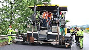 An diesem Donnerstag wird die Asphaltierung der Fahrbahn abgeschlossen, dann folgen noch Restarbeiten. In der ersten Juni-Woche soll die B 22 zwischen Grafenkirchen und Schönthal dann wieder für den Verkehr freigegeben werden.