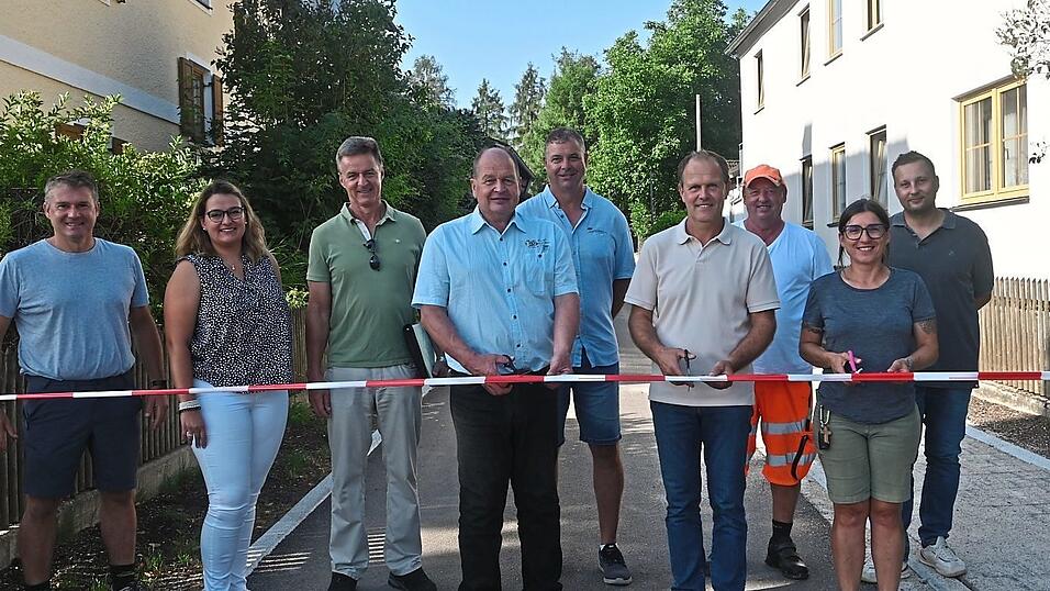 Michael Kreiner vom Amt für Ländliche Entwicklung Niederbayern und Bürgermeister Leonhard Berger gaben die Straße frei. Michael Kreiner vom Amt für Ländliche Entwicklung Niederbayern und Bürgermeister Leonhard Berger gaben die Straße frei.