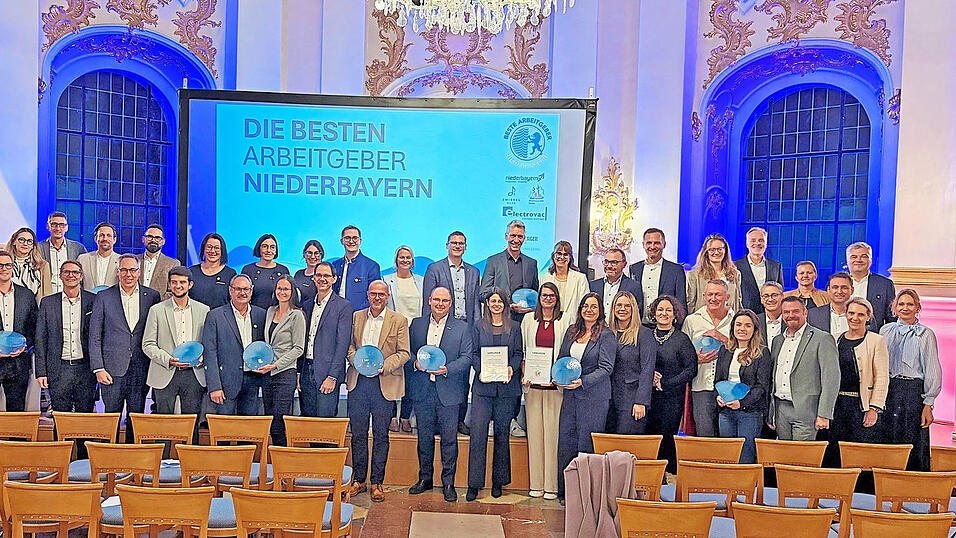 Alle geehrten Firmen mit ihren Vertretern auf einen Blick. Alle geehrten Firmen mit ihren Vertretern auf einen Blick.