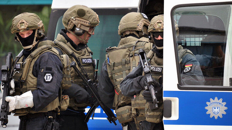 Symbolbild: Mitglieder der Spezialeinheit GSG9 steigen am auf dem Gel&auml;nde der Bundespolizeifliegerstaffel in Blumberg bei einer &Uuml;bung in ein Auto. Bundesanwaltschaft und Bundeskriminalamt haben am Dienstag f&uuml;nf mutma&szlig;liche Rechtsterroristen im s&auml;chsischen Freital festnehmen lassen. Spezialeinheiten der Bundespolizei durchsuchten mehrere Wohnungen und andere R&auml;umlichkeiten in Sachsen.