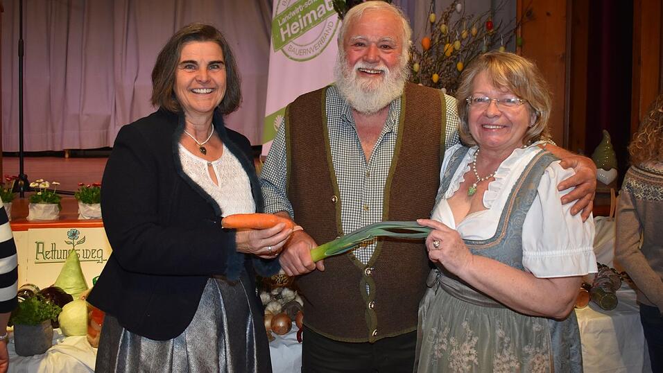 'Kräuterwastl' Sebastian Viellechner versprühte bei Kreisbäuerin Rita Schultes (rechts) und stellvertretender Kreisbäuerin Claudia Steger gute Laune. 'Kräuterwastl' Sebastian Viellechner versprühte bei Kreisbäuerin Rita Schultes (rechts) und stellvertretender Kreisbäuerin Claudia Steger gute Laune.