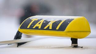 Die Betr&uuml;ger buchten f&uuml;r ihre Beute eine Kurierfahrt nach Baden-W&uuml;rttemberg. (Symbolbild)