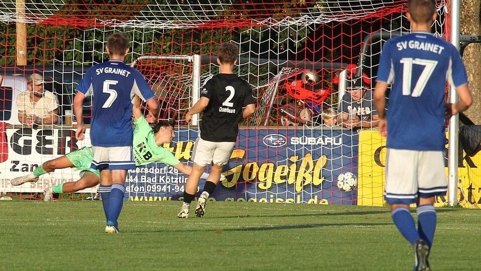 Als Niklas Bösl in der 70. Minute für Grainet gegen Lams Keeper Lukas Kronfeldner zum 2:3 trifft, beginnt bei den „Ossserbuam“ das Zittern, aber die Einstellung stimmt und sichert den Heimdreier. Als Niklas Bösl in der 70. Minute für Grainet gegen Lams Keeper Lukas Kronfeldner zum 2:3 trifft, beginnt bei den „Ossserbuam“ das Zittern, aber die Einstellung stimmt und sichert den Heimdreier.