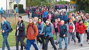 Pilgern kennt keine Altersgrenze - von Jung bis Alt gehen alle mit. Pilgern kennt keine Altersgrenze - von Jung bis Alt gehen alle mit.