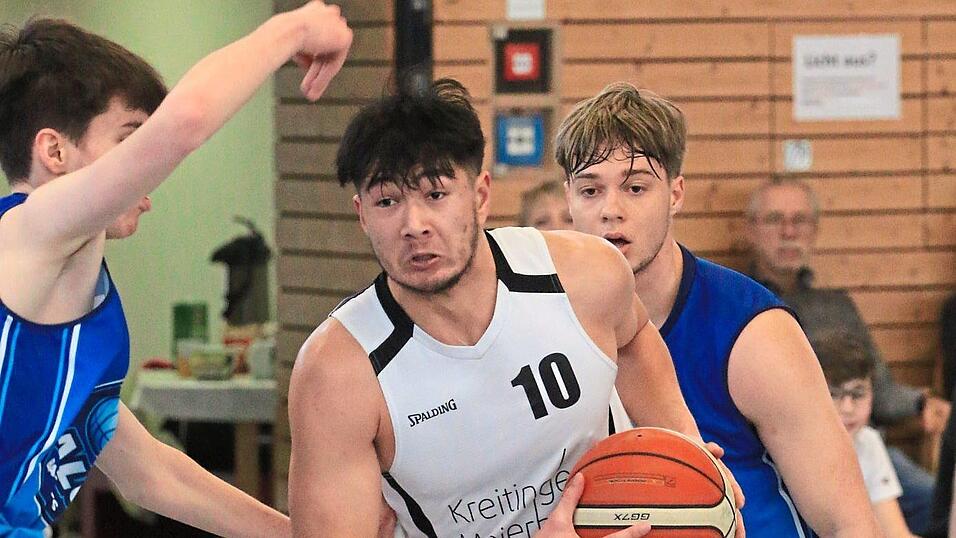 Die Chamer (weißes Trikot) wollen sich am Sonntag mit einer anständigen Leistung von ihren Fans verabschieden. Die Chamer (weißes Trikot) wollen sich am Sonntag mit einer anständigen Leistung von ihren Fans verabschieden.