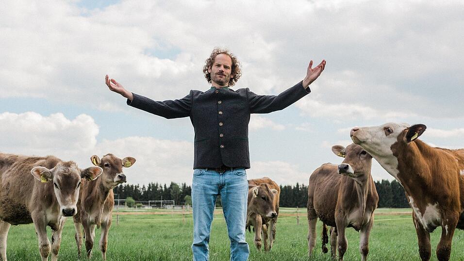 'Demokratie ist f&uuml;r mich epischer Streit oberhalb der G&uuml;rtellinie', sagt Maxi Schafroth. Am 17. November kommt er wegen der gro&szlig;en Nachfrage zu einem Zusatzauftritt nach Straubing.