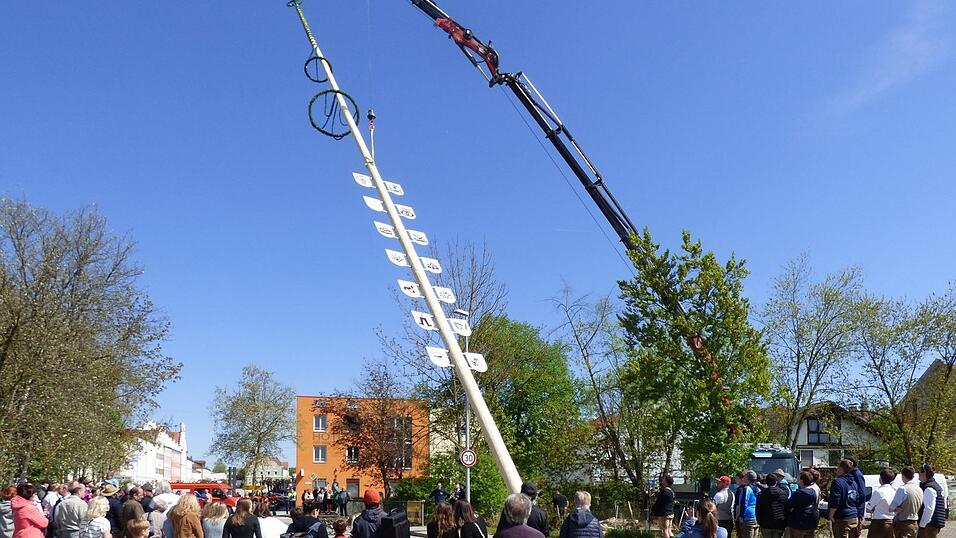 Ein prächtiger, 28 Meter hoher Maibaum ziert die Ortsmitte in Gangkofen. Ein prächtiger, 28 Meter hoher Maibaum ziert die Ortsmitte in Gangkofen.