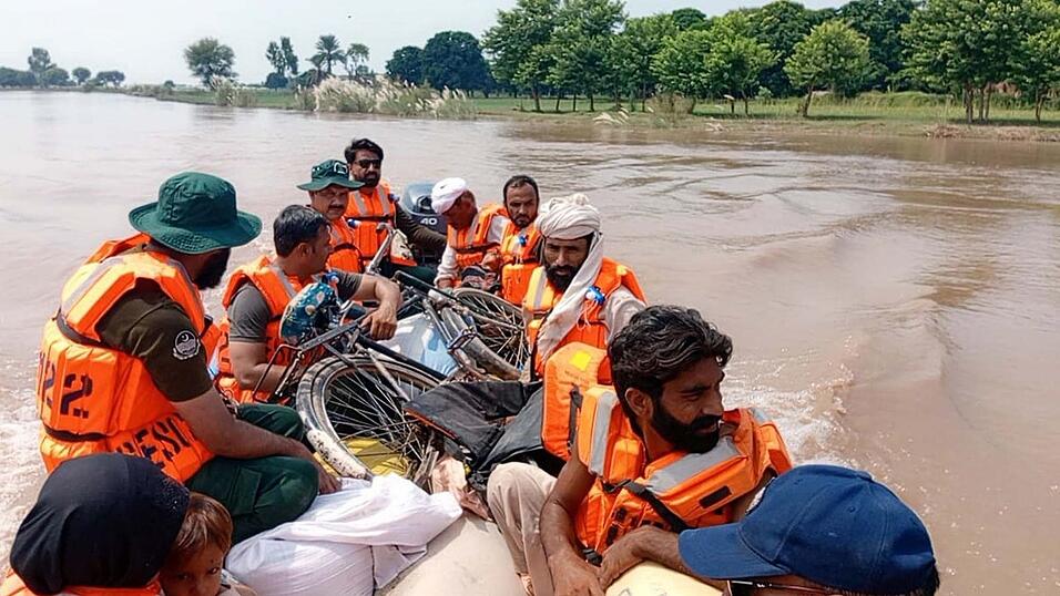 Sintflutartige Regenfälle haben 2.000 Dörfer in Punjab überschwemmt. Sintflutartige Regenfälle haben 2.000 Dörfer in Punjab überschwemmt.