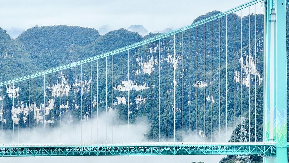 Die Huajiang Grand Canyon Bridge erreicht laut chinesischen Staatsmedien eine Höhe von bis zu 625 Metern.