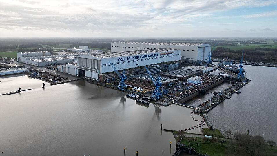 Die Wolken &uuml;ber der Meyer Werft in Papenburg werden weniger &ndash; neue Auftr&auml;ge f&uuml;r Kreuzfahrtschiffe garantieren die Auslastung f&uuml;r die kommenden zehn Jahre.