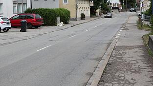 Die hohe Verkehrsbelastung hat ihre Spuren auf der Veldener Straße hinterlassen, die zuletzt 2013 saniert wurde. Die hohe Verkehrsbelastung hat ihre Spuren auf der Veldener Straße hinterlassen, die zuletzt 2013 saniert wurde.