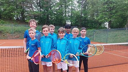 Die Bambini beenden die Saison mit einem Meistertitel. Auf dem Bild (hinten v. l.): Tim Nagleder, Benedikt Schwarzenberger, Dhruv Krishnan und Gabriel Werther; (vorne v. l.) Mateo Smajlbegovic, Max Wegerhoff, Xaver R&ouml;mer und Vincent Weichelt.
