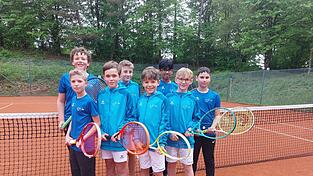 Die Bambini beenden die Saison mit einem Meistertitel. Auf dem Bild (hinten v. l.): Tim Nagleder, Benedikt Schwarzenberger, Dhruv Krishnan und Gabriel Werther; (vorne v. l.) Mateo Smajlbegovic, Max Wegerhoff, Xaver R&ouml;mer und Vincent Weichelt.