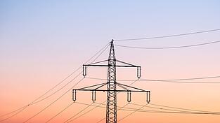 Über Netzentgelte wird unter anderem der teure Ausbau der Stromnetze finanziert. (Archivbild)