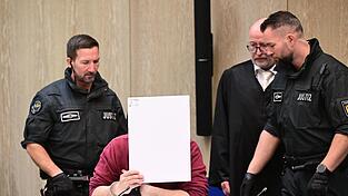 Bei der Fahrt Anfang März war der Angeklagte laut Staatsanwaltschaft gezielt auf Menschen zugefahren. Eine 83-jährige Frau und ein 54-jähriger Mann wurden getötet. (Archivbild) Bei der Fahrt Anfang März war der Angeklagte laut Staatsanwaltschaft gezielt auf Menschen zugefahren. Eine 83-jährige Frau und ein 54-jähriger Mann wurden getötet. (Archivbild)