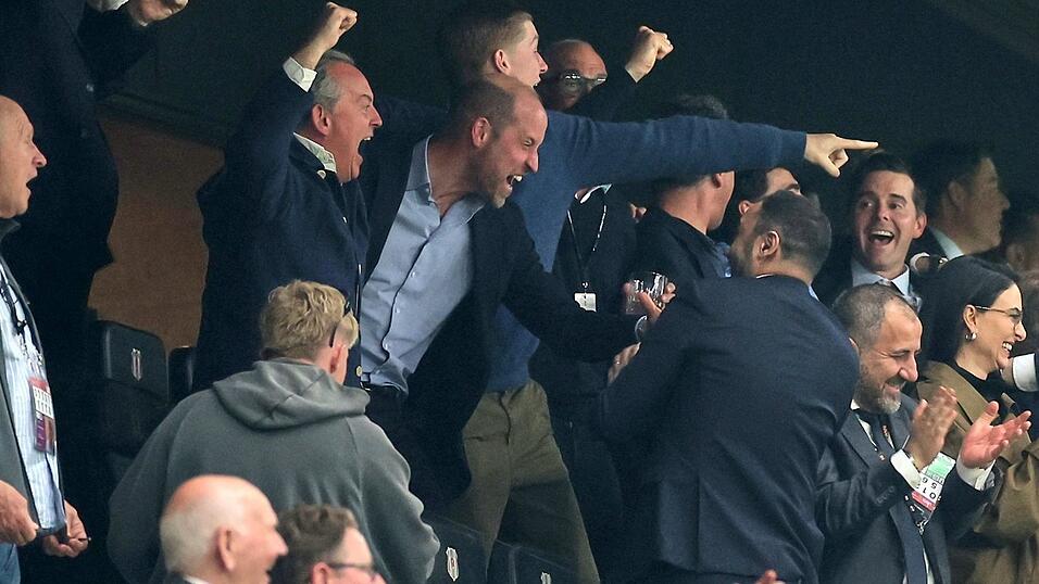 Prinz William fiebert immer wieder im Stadion mit seinem Lieblingsverein Aston Villa mit. (Archivbild) Prinz William fiebert immer wieder im Stadion mit seinem Lieblingsverein Aston Villa mit. (Archivbild)