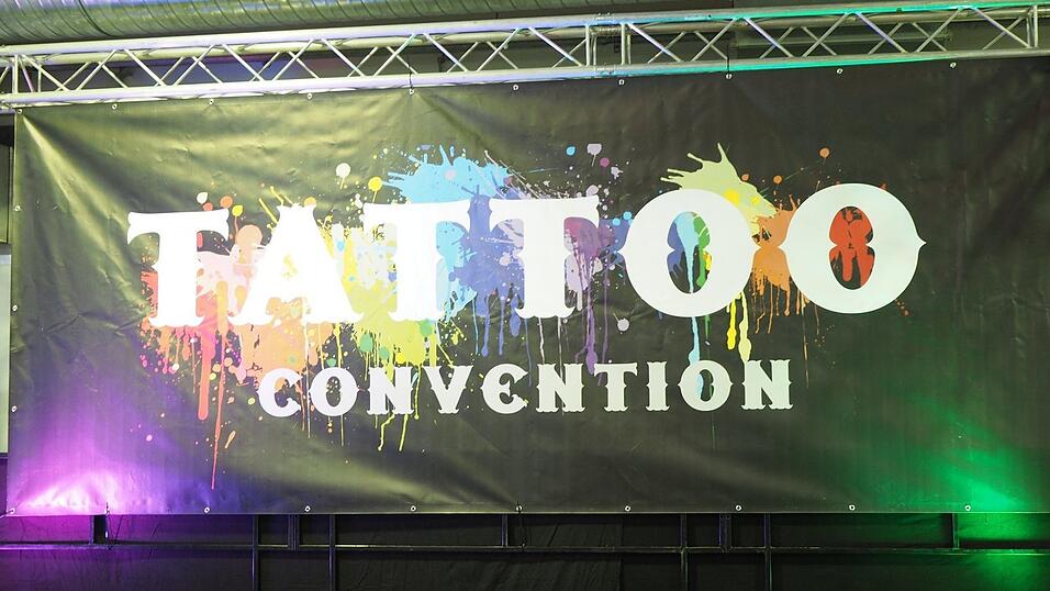 Rund 40 Aussteller und etwa 90 Tattoo-Künstler sind auf der Tattoo Convention in Straubing vertreten. Rund 40 Aussteller und etwa 90 Tattoo-Künstler sind auf der Tattoo Convention in Straubing vertreten.