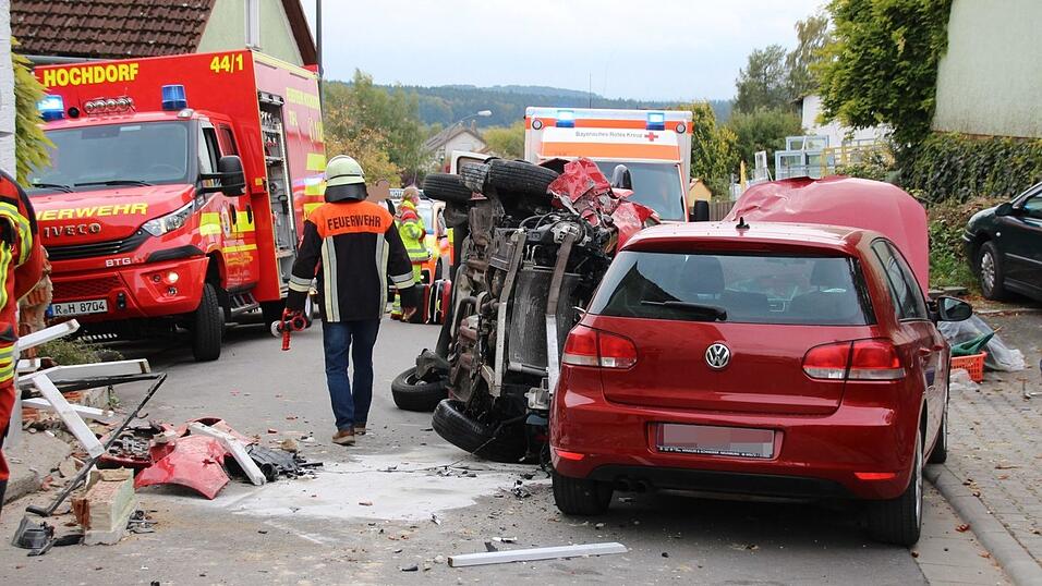Insgesamt wurden bei dem Unfall sechs Personen verletzt - darunter auch zwei Kinder. Insgesamt wurden bei dem Unfall sechs Personen verletzt - darunter auch zwei Kinder.