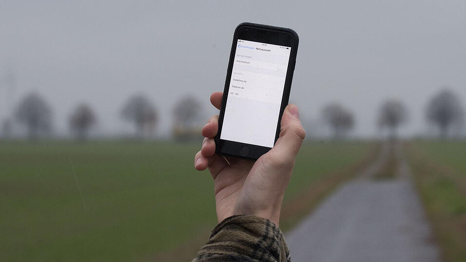 In einigen Gemeinden des Landkreises Landshut haben Bürger keinen ausreichenden Empfang, obwohl die Nutzung des mobilen Internets mit den letzten Jahren immer weiter zugenommen hat. In einigen Gemeinden des Landkreises Landshut haben Bürger keinen ausreichenden Empfang, obwohl die Nutzung des mobilen Internets mit den letzten Jahren immer weiter zugenommen hat.