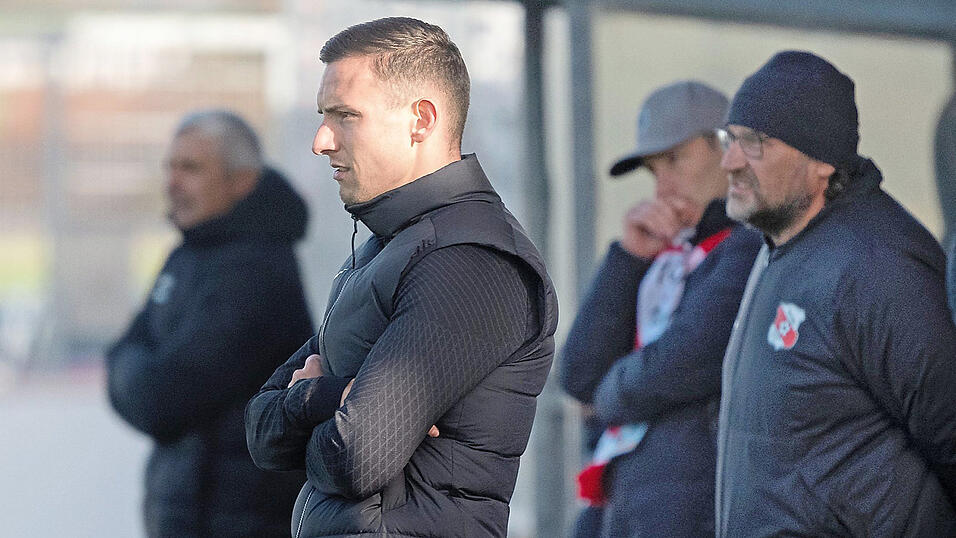 Eine gewisse Skepsis in den Gesichtern der Verantwortlichen auf der Hankofener Bank - nicht zuletzt bei Trainer Tobias Beck (vorn) - ist nicht erst seit der Heimniederlage gegen Aubstadt unübersehbar. Noch überwiegt aber der Optimismus. Eine gewisse Skepsis in den Gesichtern der Verantwortlichen auf der Hankofener Bank - nicht zuletzt bei Trainer Tobias Beck (vorn) - ist nicht erst seit der Heimniederlage gegen Aubstadt unübersehbar. Noch überwiegt aber der Optimismus.