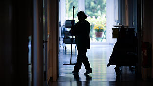Reinigungskr&auml;fte in Krankenh&auml;usern sind h&auml;ufig in Servicegesellschaften organisiert.
