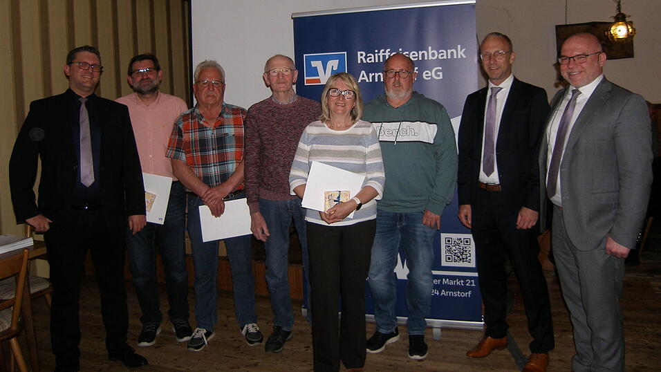 Langj&auml;hrige Mitglieder wurden von Gesch&auml;ftsstellenleiter Markus Br&uuml;ckner (l.), Vorstandsvorsitzendem Franz Xaver Kuttenhofer (r.) und Aufsichtsratsmitglied Andreas Voit (2. v. r.) geehrt.