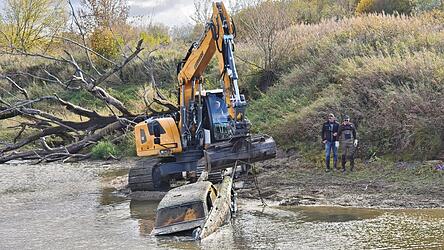 Donnerstagvormittag wurde das Fahrzeug aus dem Nebengew&auml;sser der Donau bei Pillmoos gezogen. Es handelt sich um einen Opel, der dort vermutlich schon l&auml;nger liegt.