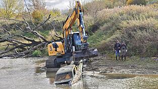 Donnerstagvormittag wurde das Fahrzeug aus dem Nebengew&auml;sser der Donau bei Pillmoos gezogen. Es handelt sich um einen Opel, der dort vermutlich schon l&auml;nger liegt.