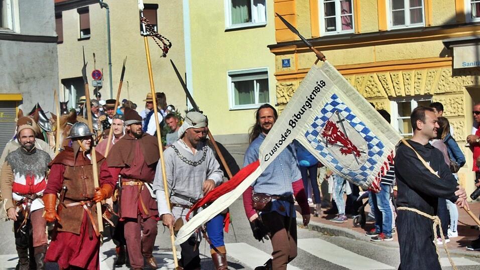 Viele Besucher verfolgten am Sonntag den Umzug auf dem Vilsbiburger Stadtplatz. Viele Besucher verfolgten am Sonntag den Umzug auf dem Vilsbiburger Stadtplatz.