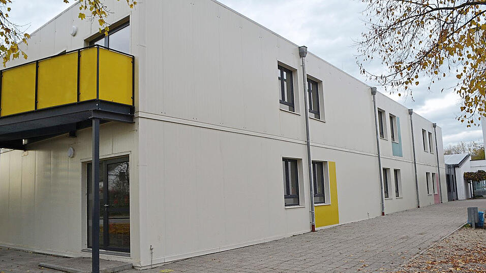 Die Container in der Grundschule St. Wolfgang fügen sich dagegen fast schon organisch in die bestehenden Gebäude ein. Die Container in der Grundschule St. Wolfgang fügen sich dagegen fast schon organisch in die bestehenden Gebäude ein.