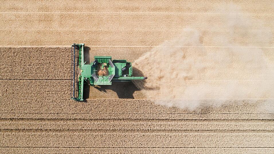 Über mehr Natur- und Tierschutz auf den Äckern und in den Ställen gibt es seit Jahren scharfe Auseinandersetzungen. Über mehr Natur- und Tierschutz auf den Äckern und in den Ställen gibt es seit Jahren scharfe Auseinandersetzungen.
