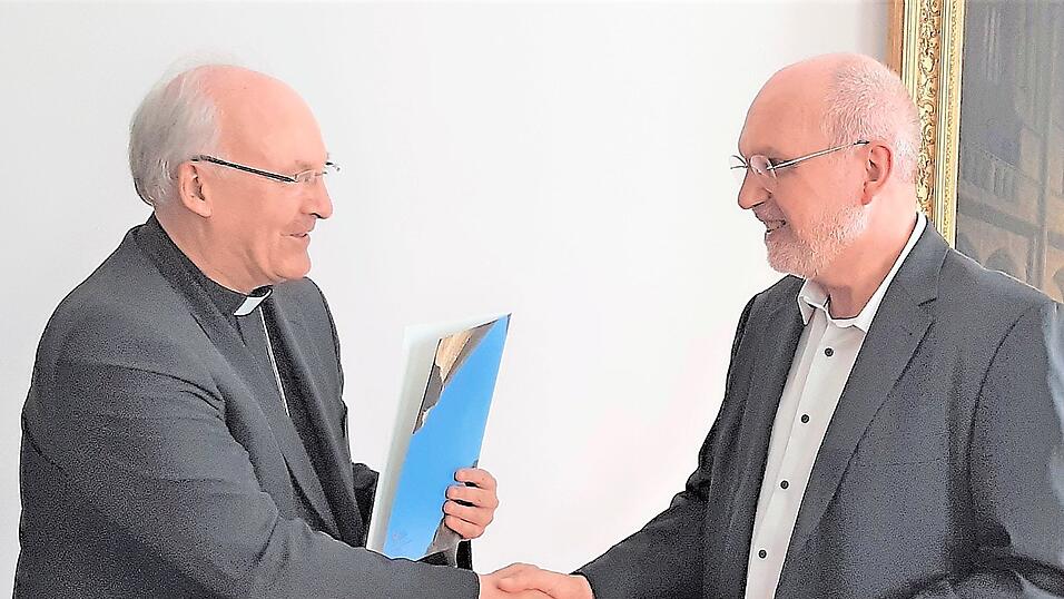 Bischof Dr. Rudolf Voderholzer &uuml;berreichte am Sonntag dem neuen Dekan Josef Weindl aus Neutraubling die Ernennungsurkunde.