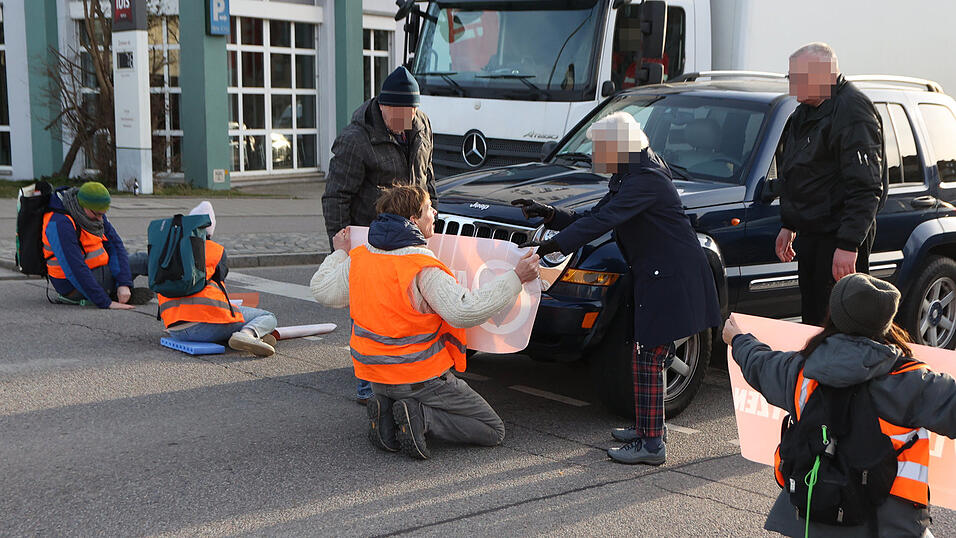 Klimaaktivisten blockieren die Galgenbergkreuzung vor den Arcaden in Regensburg. Klimaaktivisten blockieren die Galgenbergkreuzung vor den Arcaden in Regensburg.