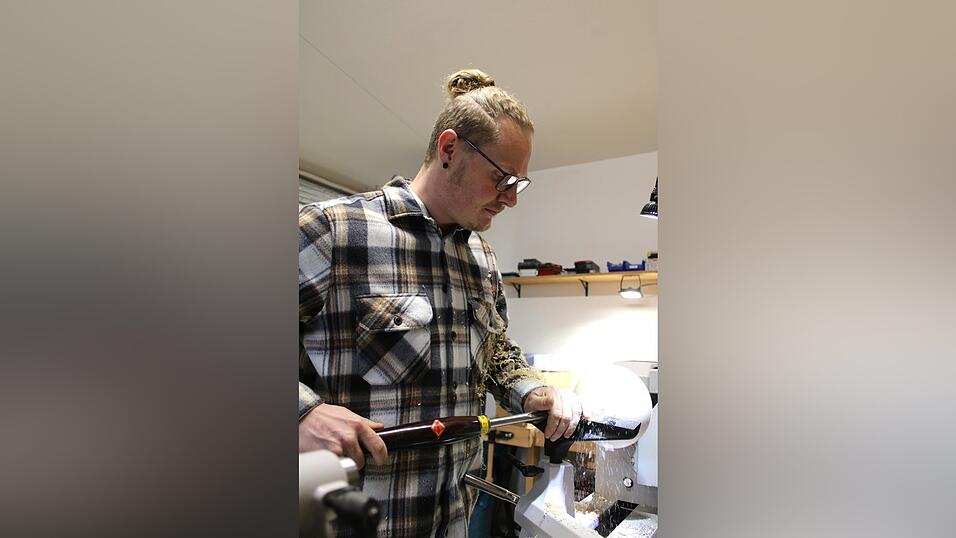 In seiner kleinen Werkstatt im Keller werkelt Sebastian Kreuzer in seiner Freizeit vor sich hin.