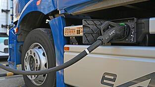 Ein E-Lkw wird auf dem Gel&auml;nde einer Spedition in Zwickau geladen. Entlang der Autobahnen fehlt es nach Branchenangaben an einem gut ausgebauten Netz an Ladestationen f&uuml;r Lkw.