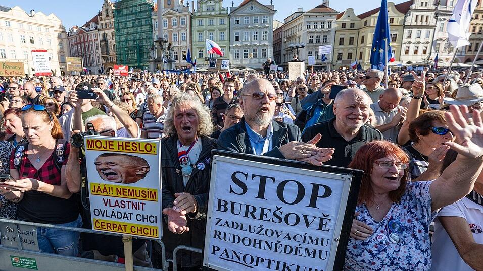 Sie folgten einem Aufruf der Bewegung 'Eine Million Augenblicke für Demokratie'. Sie folgten einem Aufruf der Bewegung 'Eine Million Augenblicke für Demokratie'.