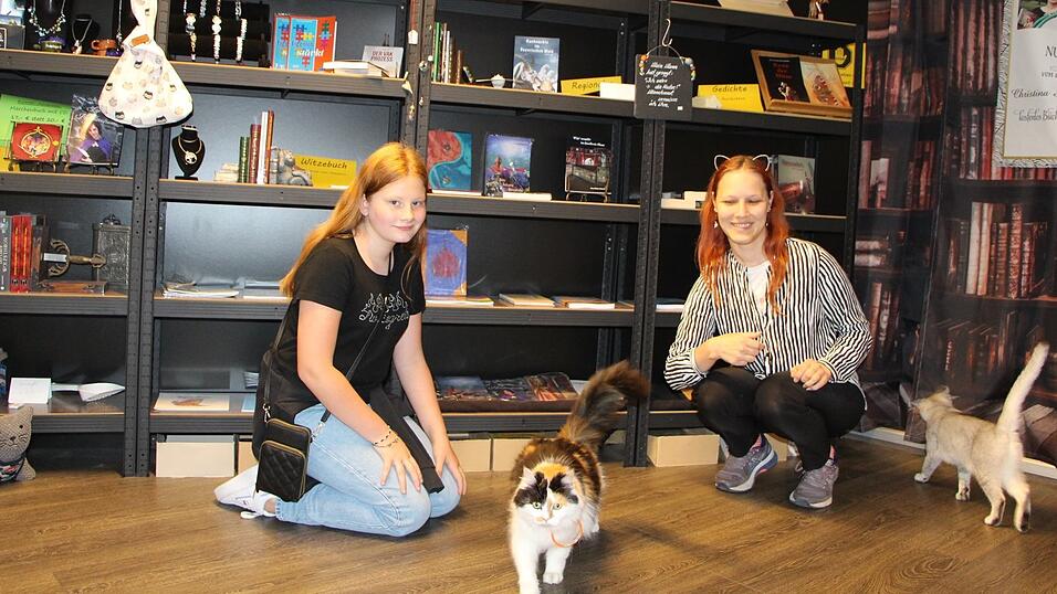 Christina Schwarzfischer (r.) betreibt eine Buchhandlung in der unteren Marktstra&szlig;e. Ihre Katzen Pixie und Feline laufen frei im Laden herum.