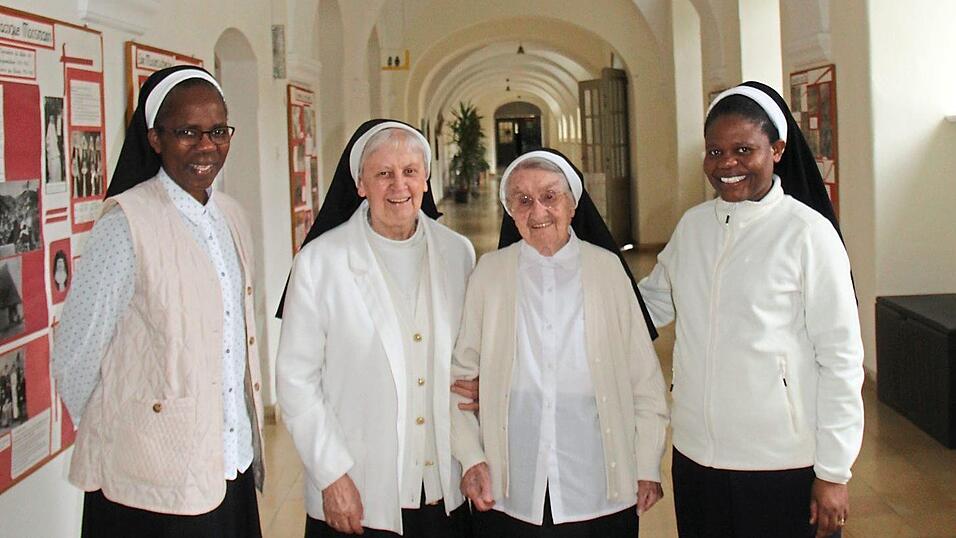 Schwester Alacoque (Zweite von rechts) kurz vor ihrem 100. Geburtstag zusammen mit (von links) Schwester Alexia, Priorin Schwester Astrid und Schwester Maureen, der Regionalpriorin für Deutschland. Schwester Alacoque (Zweite von rechts) kurz vor ihrem 100. Geburtstag zusammen mit (von links) Schwester Alexia, Priorin Schwester Astrid und Schwester Maureen, der Regionalpriorin für Deutschland.