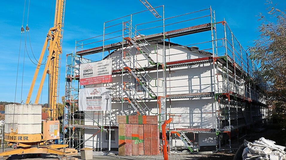 Ein Kran wurde im Zuge der Sanierungsarbeiten mit aufgestellt, um die Arbeitssicherheit auf dem Dach des Bürgerhauses zu gewährleisten, das nach Begutachtung jetzt gleich noch unter viel Eigenleistung mitgemacht wird. Ein Kran wurde im Zuge der Sanierungsarbeiten mit aufgestellt, um die Arbeitssicherheit auf dem Dach des Bürgerhauses zu gewährleisten, das nach Begutachtung jetzt gleich noch unter viel Eigenleistung mitgemacht wird.