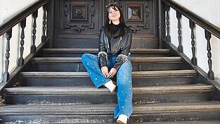 Egal ob gro&szlig;e Ringe oder Herzen auf der Jeans: Pamy Peach mag es, aufzufallen. Mit einer TV-Karriere will sie allerdings nicht nur gesehen werden, sondern der Welt auch etwas zur&uuml;ckgeben.