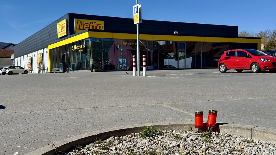 Further haben auf dem Parkplatz vor dem Netto-Markt an der Von-Müller-Straße für die Verstorbene Grablichter aufgestellt. Further haben auf dem Parkplatz vor dem Netto-Markt an der Von-Müller-Straße für die Verstorbene Grablichter aufgestellt.