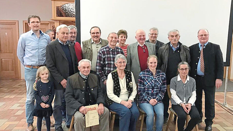 Verdiente Mitglieder erhielten die Ehrennadel des Verbandes in Gold oder Silber aus den Händen von Hubert Berger (r.). Verdiente Mitglieder erhielten die Ehrennadel des Verbandes in Gold oder Silber aus den Händen von Hubert Berger (r.).